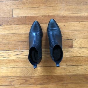 Vagabond black chelsea boots